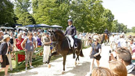Dressur auf hohem Niveau. Der deutsche Reiter Matthias Alexander Rath ritt Anfang Juni auf Totilas den Grand Prix vor dem Biebricher Schloss in Wiesbaden.