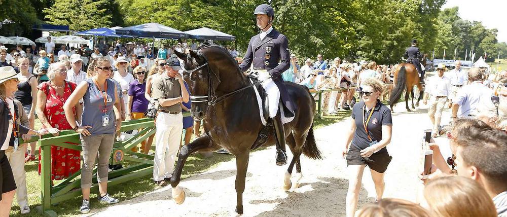 Dressur auf hohem Niveau. Der deutsche Reiter Matthias Alexander Rath ritt Anfang Juni auf Totilas den Grand Prix vor dem Biebricher Schloss in Wiesbaden.