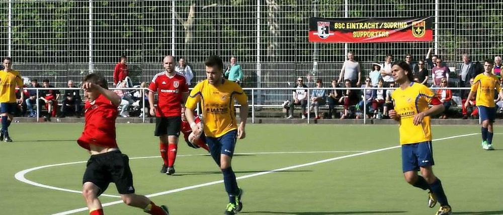 Auf kleinen Fußballplätzen wie hier in der Kreuzberger Gneisenaustraße sind die meisten der deutschen Weltmeister groß geworden.