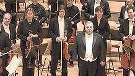 Überlebenskünstler. Dirigent Lior Shambadal im Kreise seiner Musiker.