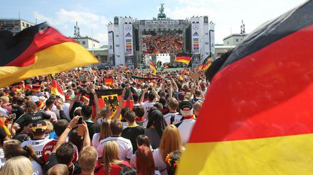 Feiern können sie - aber auch Olympia? Der Jubel auf der Fanmeile beflügelt zumindest die Debatte um eine mögliche Austragung der Spiele in Berlin.