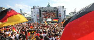 Feiern können sie - aber auch Olympia? Der Jubel auf der Fanmeile beflügelt zumindest die Debatte um eine mögliche Austragung der Spiele in Berlin.