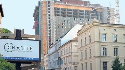 Mit 82 Metern ist der Bettenturm in der Luisenstraße das Wahrzeichen der Charité. Das alte Logo auf dem Dach ist abmontiert. Es stammt wie das Haus von 1982.