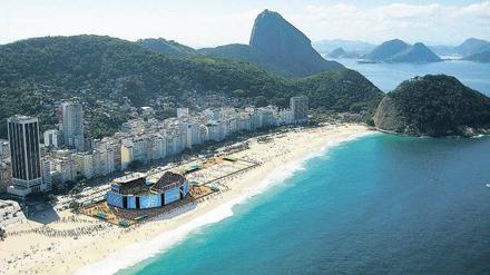 Die Simulation zeigt, wie die Beachvolleyballarena am STrand von Copacabana einmal aussehen soll.