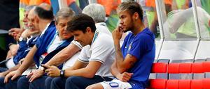 Leistet seinem Team auf der Bank Gesellschaft: Brasiliens verletzter Superstar Neymar.