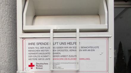 Spende rein, Klappe hoch. Dieser legale Container vom DRK wartet auf Altkleider. Viele illegale Anbieter wollen den Wohlfahrtsverbänden das Geschäft vermasseln. Die Aufkleber erklären die Verwendung der Erlöse und sollen Schmierereien vorbeugen.