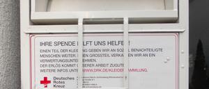 Spende rein, Klappe hoch. Dieser legale Container vom DRK wartet auf Altkleider. Viele illegale Anbieter wollen den Wohlfahrtsverbänden das Geschäft vermasseln. Die Aufkleber erklären die Verwendung der Erlöse und sollen Schmierereien vorbeugen.