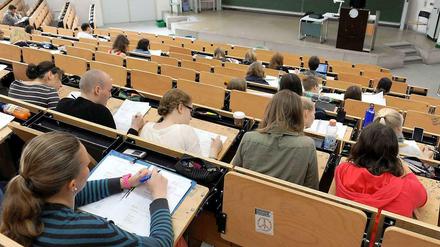 Ein Professor steht im Hörsaal vor Studierenden.
