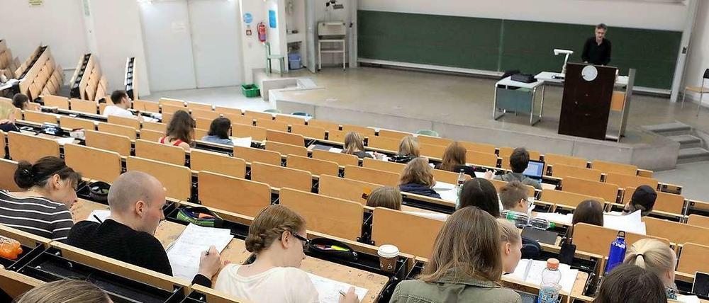 Ein Professor steht im Hörsaal vor Studierenden.