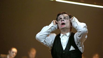 Veit Schubert als Josef K. im Stück "Kafkas Prozeß": So reagierten wohl viele Mitarbeiter am Berliner Ensemble, als sie von dem Wasserschaden erfuhren. Mittlerweile scheinen jedoch alle geplanten Veranstaltungen stattfinden zu können. 