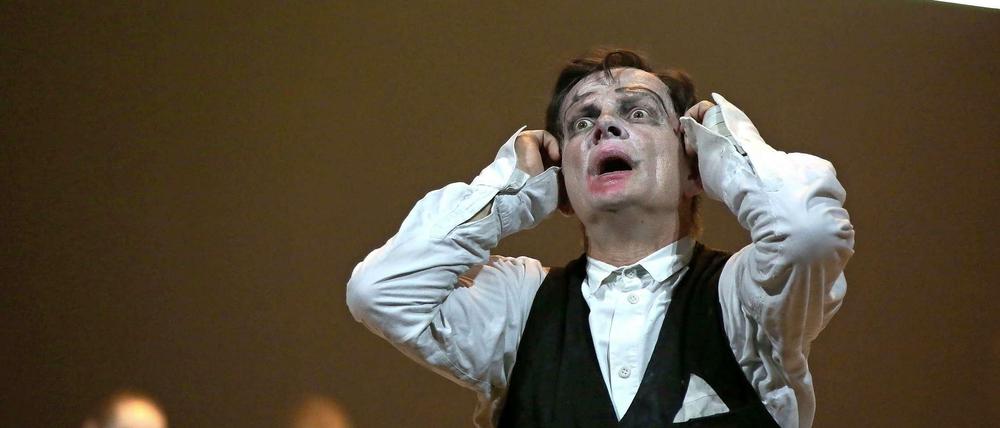 Veit Schubert als Josef K. im Stück "Kafkas Prozeß": So reagierten wohl viele Mitarbeiter am Berliner Ensemble, als sie von dem Wasserschaden erfuhren. Mittlerweile scheinen jedoch alle geplanten Veranstaltungen stattfinden zu können.