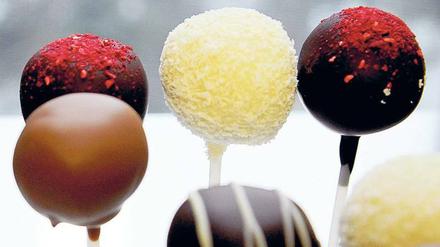 Runde Glücklichmacher. „Cake-Pops“ von Ben und Bellchen, feine Kuchen am Stiel, werden in Frohnau hergestellt und in vielen deutschen Städten verkauft. Am 7. September präsentieren Isabell Eschenweck und Benjamin Hoffmeier ihre Werke wieder auf dem Berliner Naschmarkt.