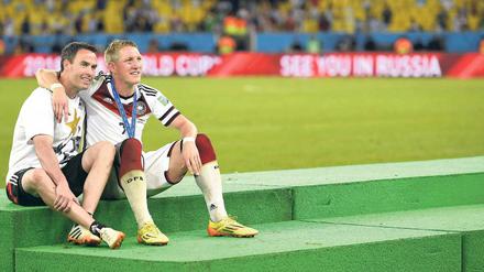 Schweinsteiger mit einem Kollegen aus dem Beraterteam.