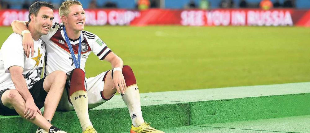 Schweinsteiger mit einem Kollegen aus dem Beraterteam.