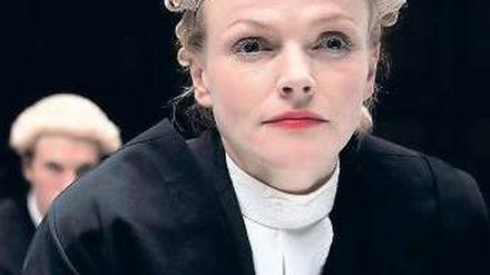 Sehr akribisch: Die ambitionierte Anwältin Martha Costello (Maxine Peake) .