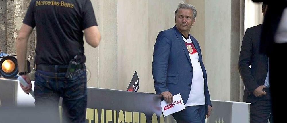 Trikot statt Hemd: Berlins Bürgermeister Wowereit auf der Fanmeile.