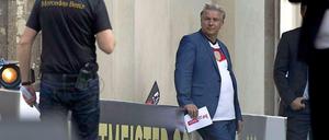Trikot statt Hemd: Berlins Bürgermeister Wowereit auf der Fanmeile.