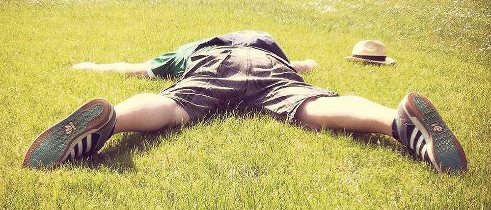 Hinlegen, bitte! Viele wollen nach der WM nur noch schlafen. Andere freuen sich auf das Wiedersehen mit fußballfernen Freunden. Oder wollen ihren Mann mal wieder ordentlich anziehen – so wie diesen hier zum Beispiel.