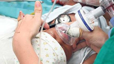 Kleine Kinder bekommen bei einer Operation heute eine wirksame Schmerzbehandlung.