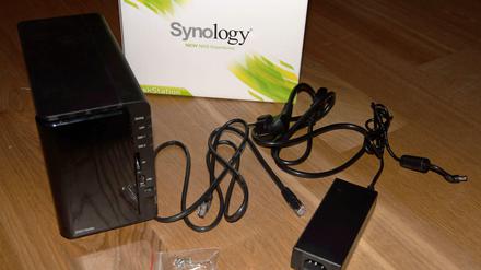 Ausgepackt. Die kleine Nas, ein Netzwerkkabel zum Anschluss an die Fritzbox (oder einen anderen Router), Stromkabel und ein paar Schrauben, um die Festplatten an den Schacht-Modulen zu befestigen - mehr braucht es nicht zur Installation. 