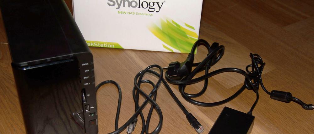 Ausgepackt. Die kleine Nas, ein Netzwerkkabel zum Anschluss an die Fritzbox (oder einen anderen Router), Stromkabel und ein paar Schrauben, um die Festplatten an den Schacht-Modulen zu befestigen - mehr braucht es nicht zur Installation.