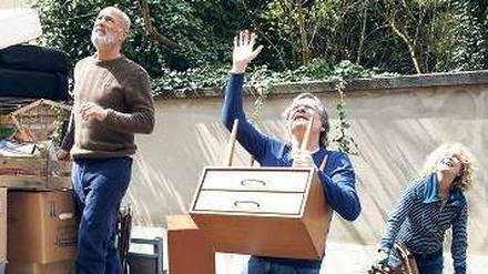 Hallo, Nachbarn! Die Best-Ager Eddi (Heiner Lauterbach, links), Johannes (Michael Witttenborn) und Anne (Gisela Schneeberger) verbreiten schon beim Einzug Angst und Schrecken.
