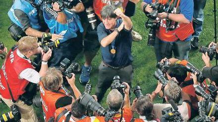 Joachim Löw und sein „emotionaler Leader“ Bastian Schweinsteiger lassen ihren Gefühlen nach dem Abpfiff freien Lauf. Foto: Reuters