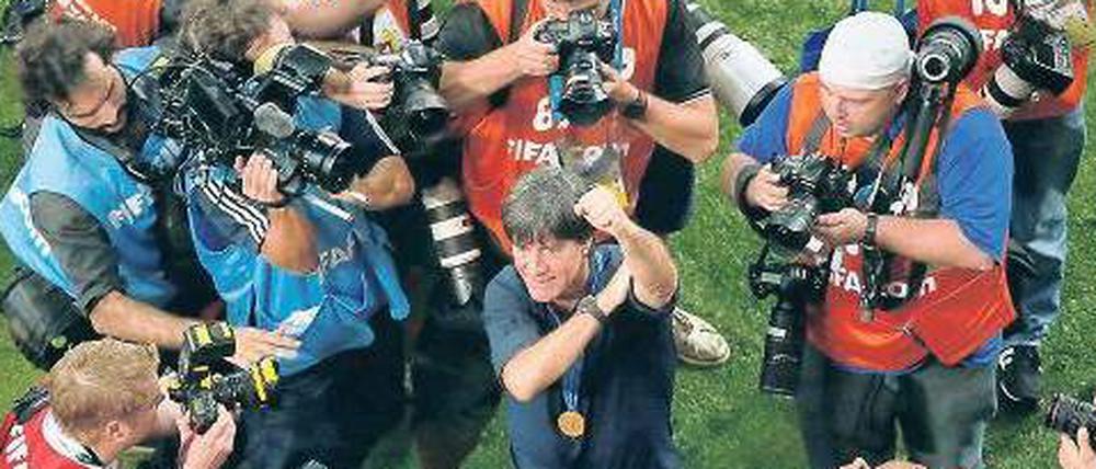 Joachim Löw und sein „emotionaler Leader“ Bastian Schweinsteiger lassen ihren Gefühlen nach dem Abpfiff freien Lauf. Foto: Reuters