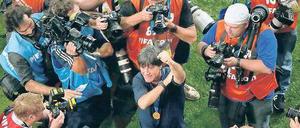 Joachim Löw und sein „emotionaler Leader“ Bastian Schweinsteiger lassen ihren Gefühlen nach dem Abpfiff freien Lauf. Foto: Reuters