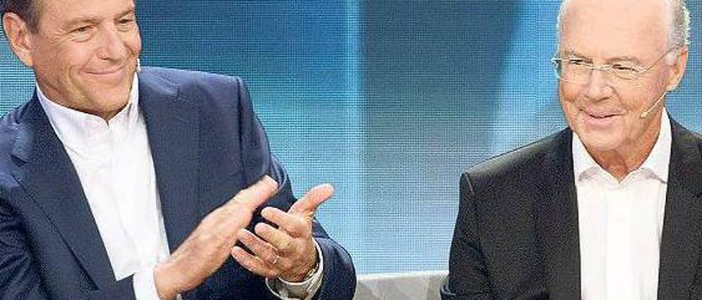 Alles falsch. Claus Kleber (l.), Platz 28, gratulierte in der ZDF-Show am 2. Juli Franz Beckenbauer zu Rang 9. Tatsächlich war Kleber auf Platz 39 und Beckenbauer auf Rang 31 gewählt worden – das aber passte der ZDF-Redaktion nicht ins Konzept. Foto: dpa