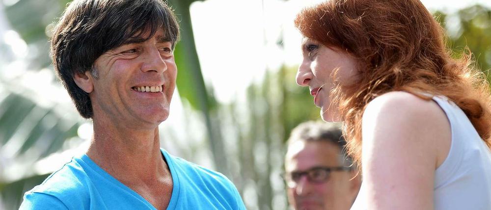 Am Sonntag werden sie sich wiedersehen: Bundestrainer Jogi Löw und Monica Lierhaus. Hier ein Bild aus dem Campo Bahia aus der Vorrunde.