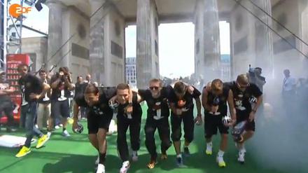 "Die Gauchos gehen so", verhöhnen die Nationalspieler den Gegner Argentinien.