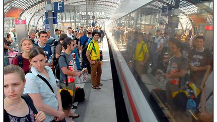Eng war’s. 2006 war der Hauptbahnhof nach Abschluss der WM voll. Der Fern- und Regionalverkehr rollt auch jetzt weiter. Außer Betrieb ist allerdings die S-Bahn. 