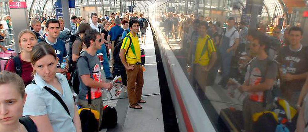 Eng war’s. 2006 war der Hauptbahnhof nach Abschluss der WM voll. Der Fern- und Regionalverkehr rollt auch jetzt weiter. Außer Betrieb ist allerdings die S-Bahn.