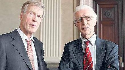 Zu den Töchtern und Söhnen des Widerstands gehören auch Axel Smend (l.) und Alfred von Hofacker. Sie besuchen den Raum des ehemaligen Volksgerichtshofs, in dem ihre Väter im Zusammenhang mit dem 20. Juli von Richter Freisler zum Tode verurteilt wurden.