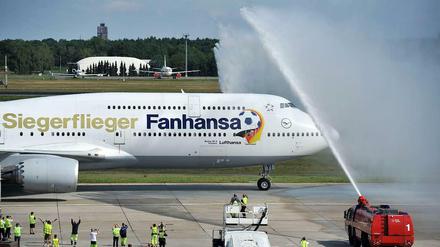 Mit dem Siegerflieger kam die Nationalmannschaft in Berlin an.