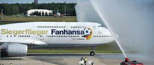 Mit dem Siegerflieger kam die Nationalmannschaft in Berlin an.