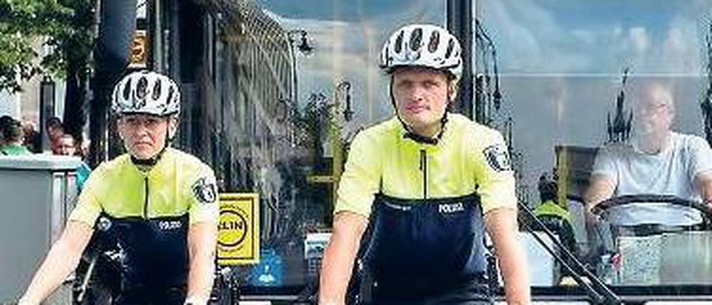 Mit Helm, ohne Blaulicht. Zwei Beamte der neuen Staffel führten am Mittwoch ihre Dienstfahrzeuge vor.
