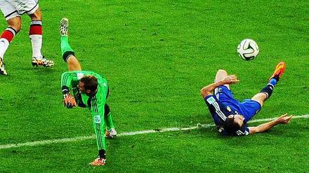 Manuel Neuer verhinderte in dieser Szene ein Tor, aber seine Aktion hätte auch ganz anders enden können. 