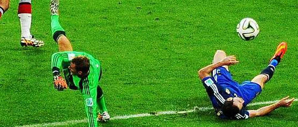 Manuel Neuer verhinderte in dieser Szene ein Tor, aber seine Aktion hätte auch ganz anders enden können.