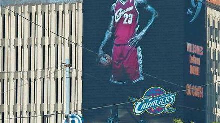 Homecoming. Kaum hatte Basketballstar James seinen Abschied von den Miami Heat und die Rückkehr zu den Cavaliers verkündet, feierte Cleveland mit Plakaten.