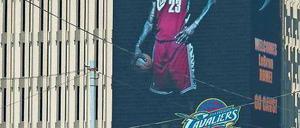 Homecoming. Kaum hatte Basketballstar James seinen Abschied von den Miami Heat und die Rückkehr zu den Cavaliers verkündet, feierte Cleveland mit Plakaten.