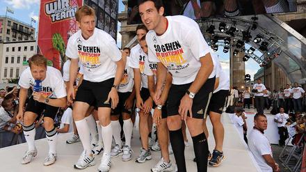 Schwarz auf Rot. Bereits nach der EM 2008 etablierte die deutsche Elf gemeinsam mit Oliver Pocher den Schlachtgesang "So gehen die Deutschen".