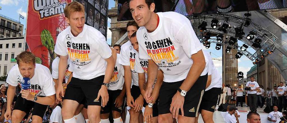 Schwarz auf Rot. Bereits nach der EM 2008 etablierte die deutsche Elf gemeinsam mit Oliver Pocher den Schlachtgesang "So gehen die Deutschen".