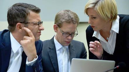 Zschäpe hatte am Mittwoch überraschend den Richtern mitgeteilt, sie habe kein Vertrauen mehr zu ihren drei Pflichtverteidigern Wolfgang Stahl, Wolfgang Heer und Anja Sturm (v. l. n. r.).