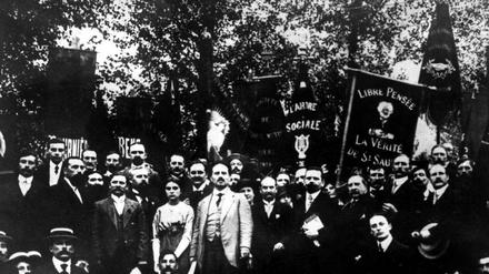 Deutsche Sozialdemokraten auf einer Anti-Kriegskundgebung im Juli 1914 in Frankreich.