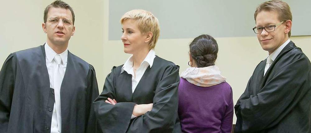 Beate Zschäpe (2. von rechts) und ihre Anwälte Wolfgang Stahl, Anja Sturm und Wolfgang Heer.