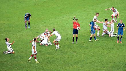 Grenzenlos. Großkreutz (r.) gab den perfekten Bankspieler und feierte sogar mit dem gebürtigen Schalker Neuer. Foto: AFP
