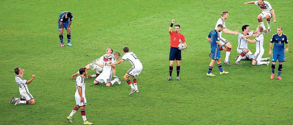 Grenzenlos. Großkreutz (r.) gab den perfekten Bankspieler und feierte sogar mit dem gebürtigen Schalker Neuer. Foto: AFP