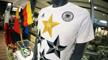 Neues Fan-Trikot der Fußball-Nationalmannschaft mit vier Sternen. Der Sportartikelhersteller Adidas, Sponsor und Ausrüster der deutschen Fußballnationalmannschaft, rechnet nach eigenen Angaben damit, in diesem Jahr rund zwei Milliarden Euro mit Fußball-Produkten zu erlösen.